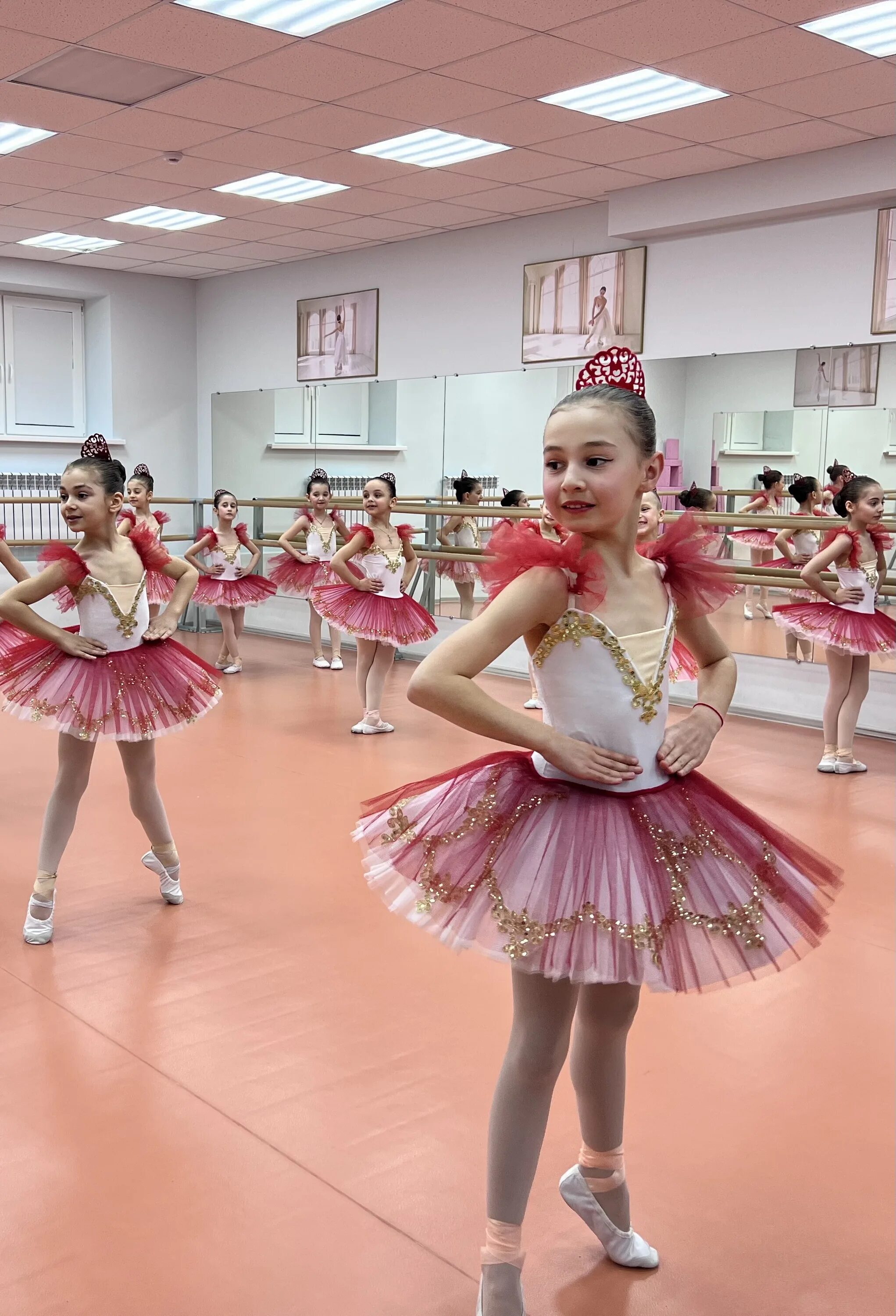 Школа грации. Школа грации. Грация танцевальная студия краснодар. Кристина варлыгина балерина. Боди балет ейск.