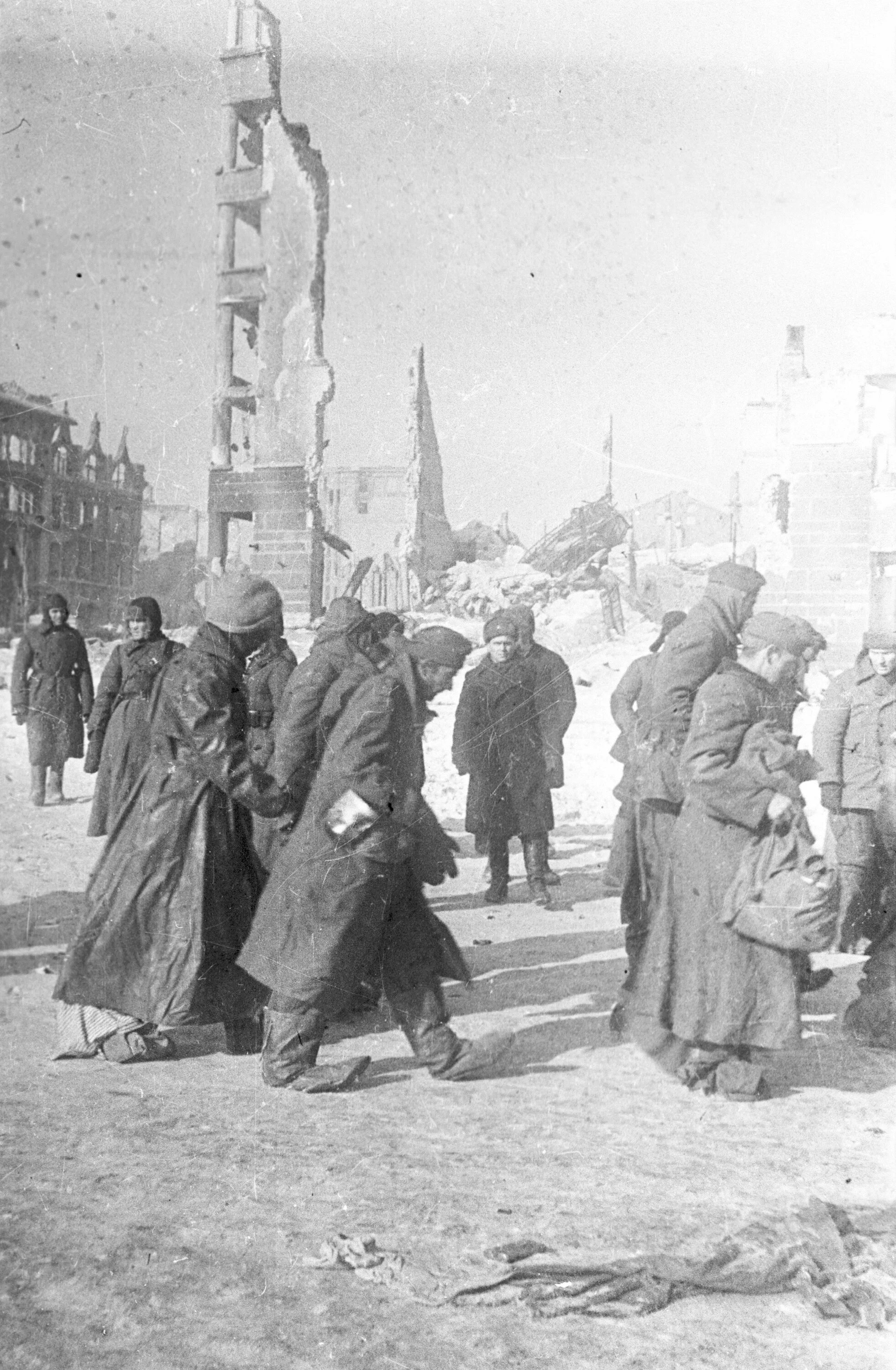 Пленные немцы под сталинградом в 1943 году. Немецкие военнопленные 1942 сталинград. Сталинградская битва немцы плен. Пленные немцы в сталинграде 1943. Пленные немцы в сталинграде 1943.
