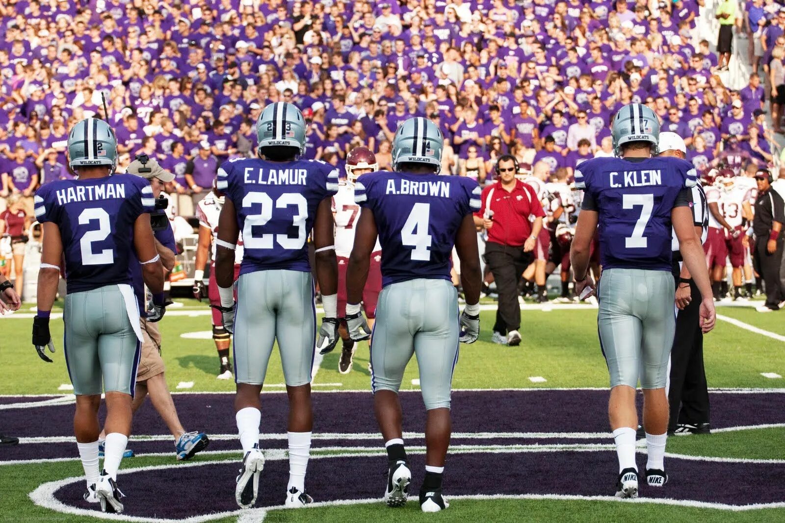 Football is a team game. Команды колледжа американский футбол. Kansas State University. Американская футбольная команда Кентукки. Канзасский университет футбол.