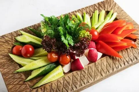 Тарелка с овощами на стол