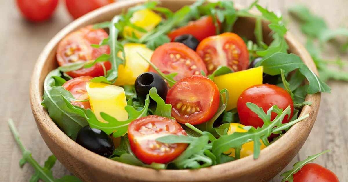 салат. салат огурцы помидоры. летние салаты. свежий салат с оливковым маслом. салат овощной с маслом.