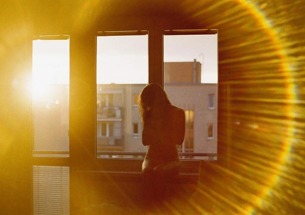 Свет в окне читать. Луч солнца в окне. Отражение солнца в окне. Солнечные блики на окне. Солнце в окне.