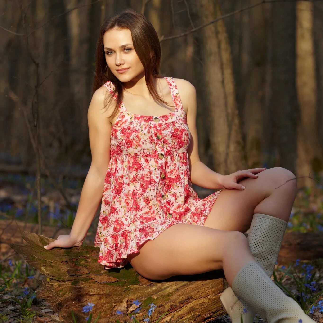 Русские женщины показывают тело. Девушка в сарафане. Девушка в сарафане в лесу. Красивые девушки в сарафанах.