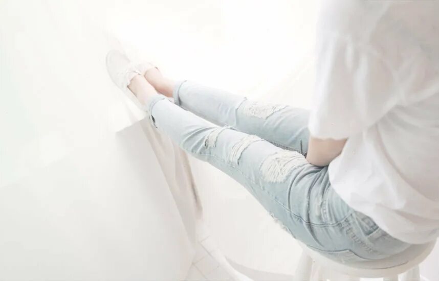 Белые ноги песня. Руки ноги черно белое. Пена для ног. Гимн обреченных ногу свело. Белые ноги песня.