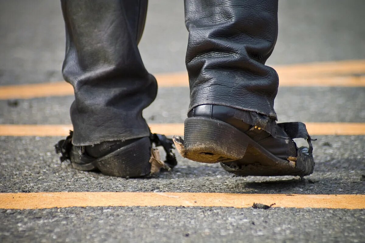 Старые ботинки. Туфли старинные рисунки. Старые сапоги подошва. Смешная обувь. Разорванные ботинки.