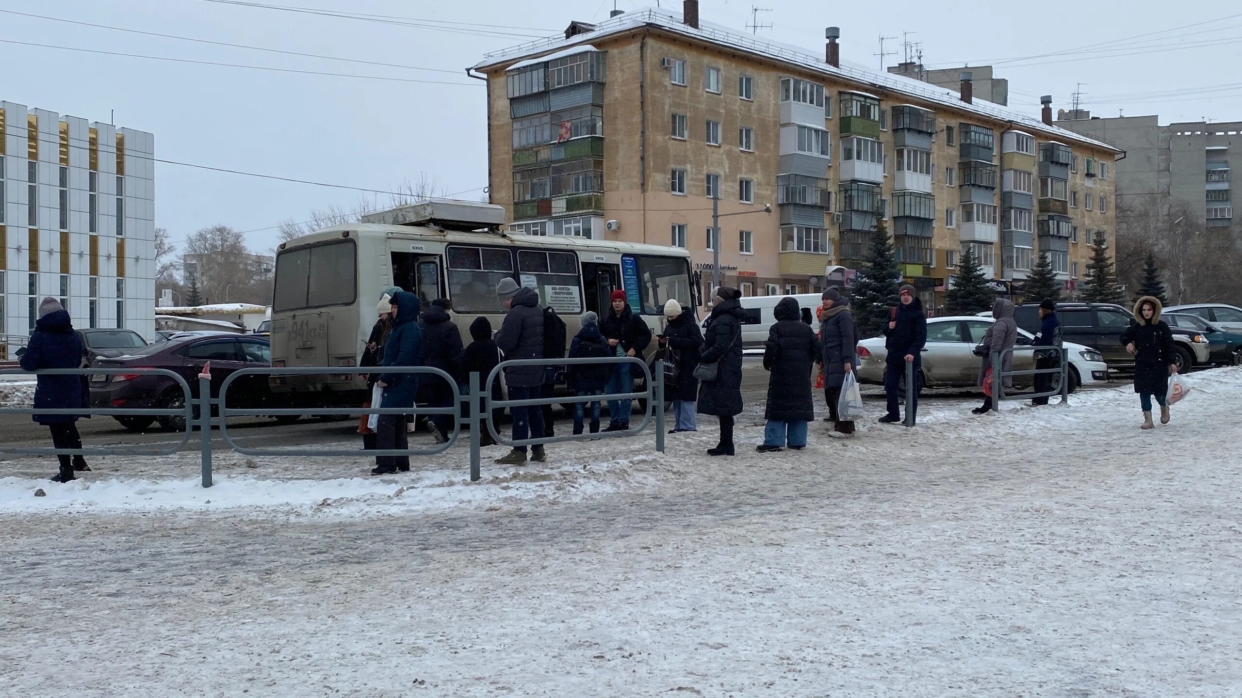 Новости кургана 8. Остановка. Остановка из автобуса. Пассажиры общественного транспорта. Курган зимой.