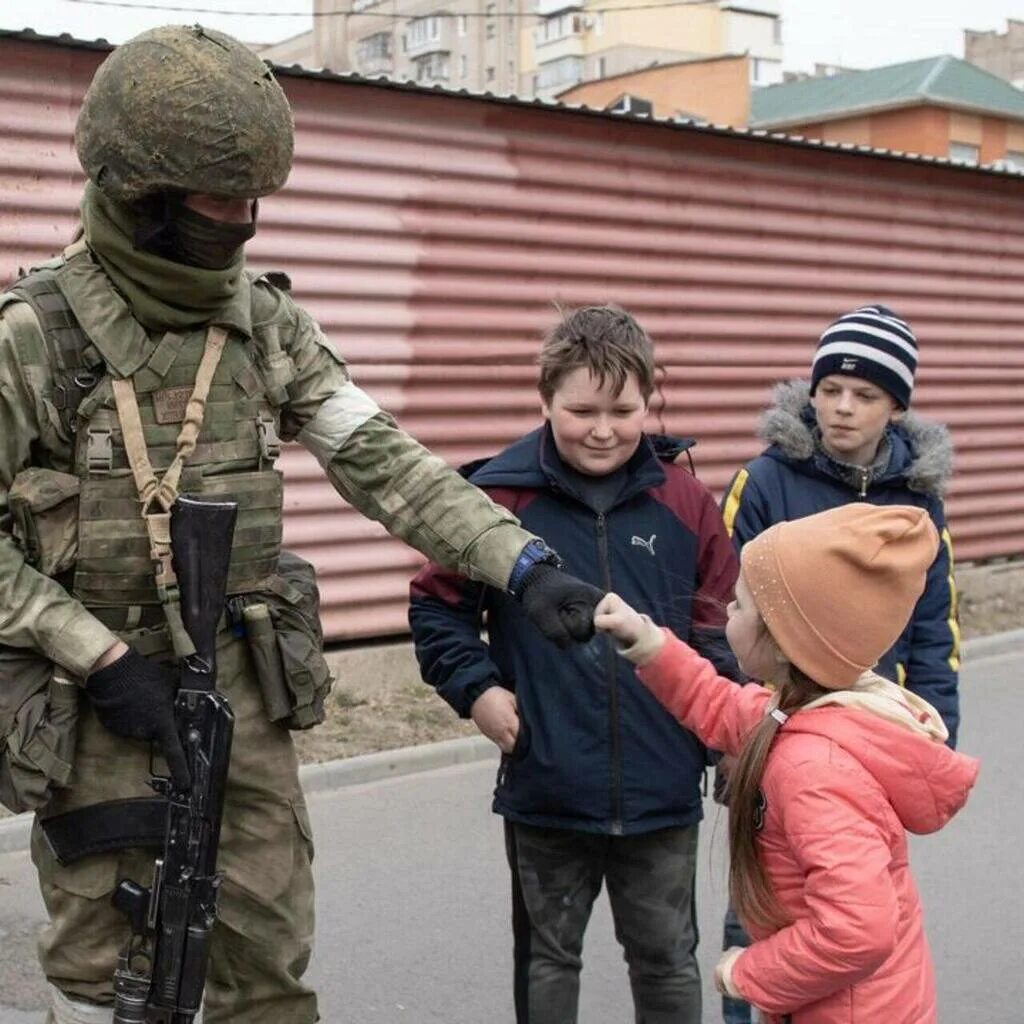 Мир с Юрием Подолякой. Солдат с ребенком. Российский солдат с ребенком.