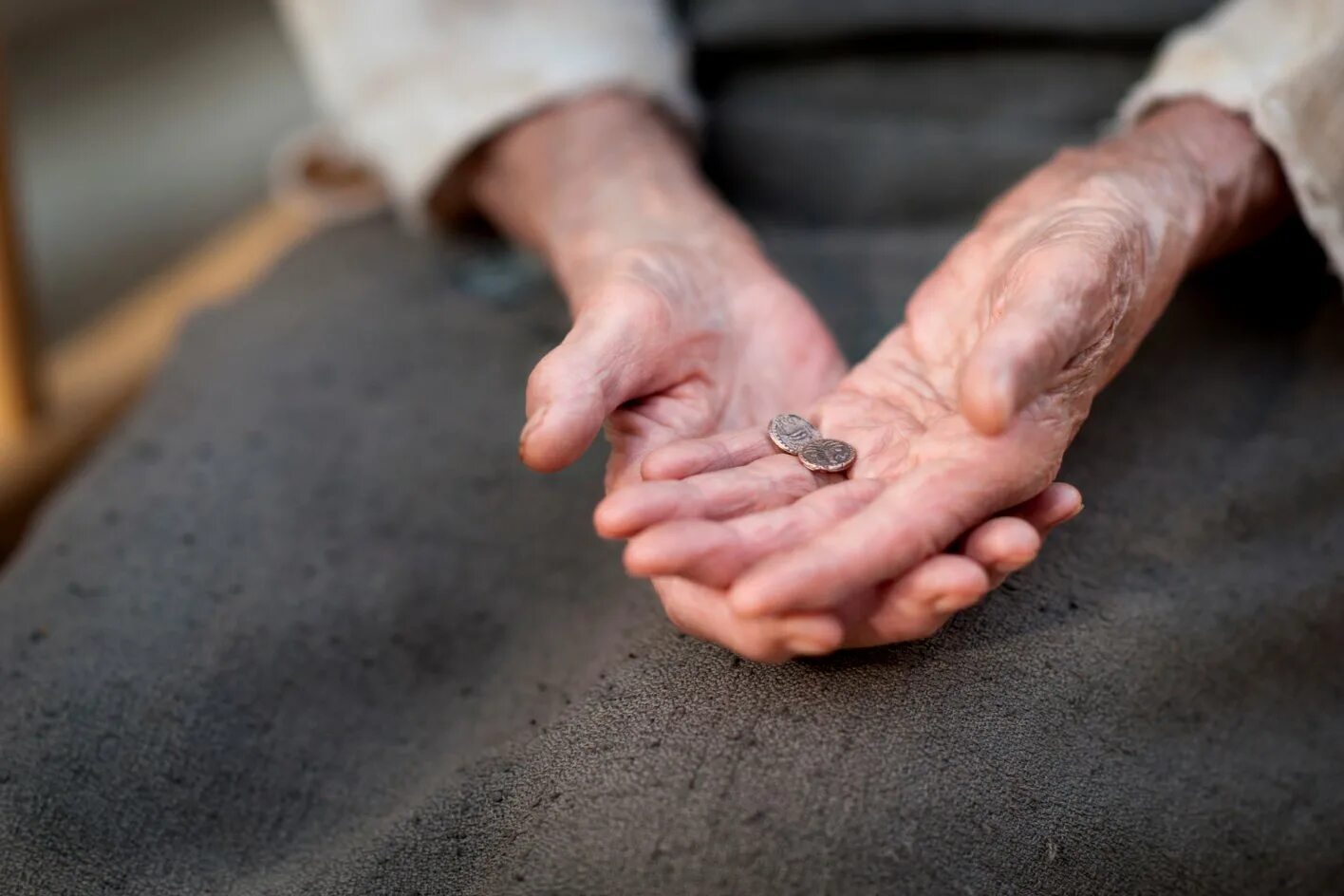 Подать нуждающимся. Помогать бедным. Помочь нуждающемуся. Подаяние нищему. Подаяние нищему.