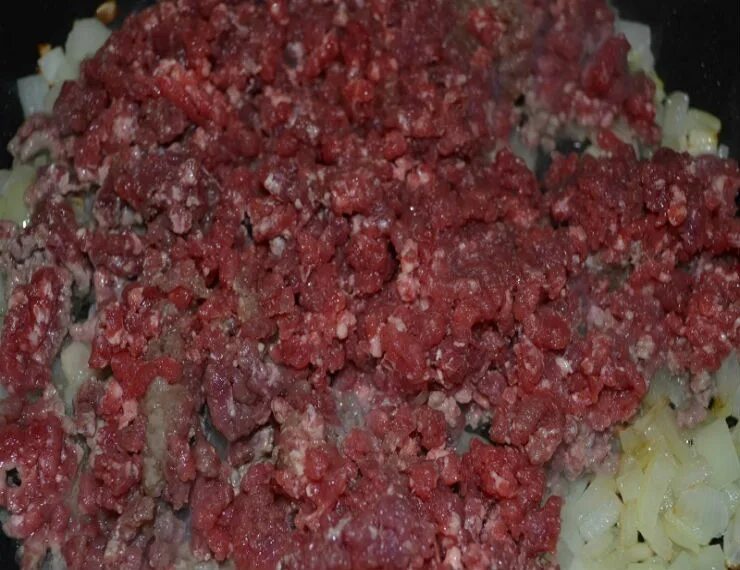 Можно ли в фарш добавить картофель. Фарш мясной с луком. мясной фарш с луком и картошкой. фарш 500г. фарш перемешанный с картошкой.