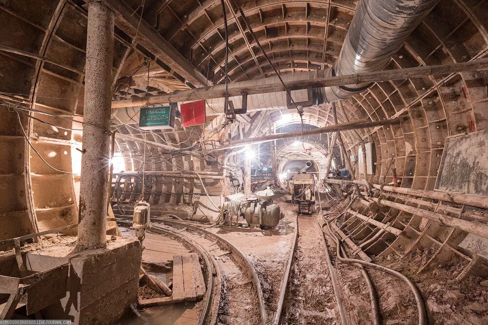 норильский никель шахты. железнодорожный путь тоннель. понаб метрополитен. депо в шахте. электровозная откатка в калийной шахте.