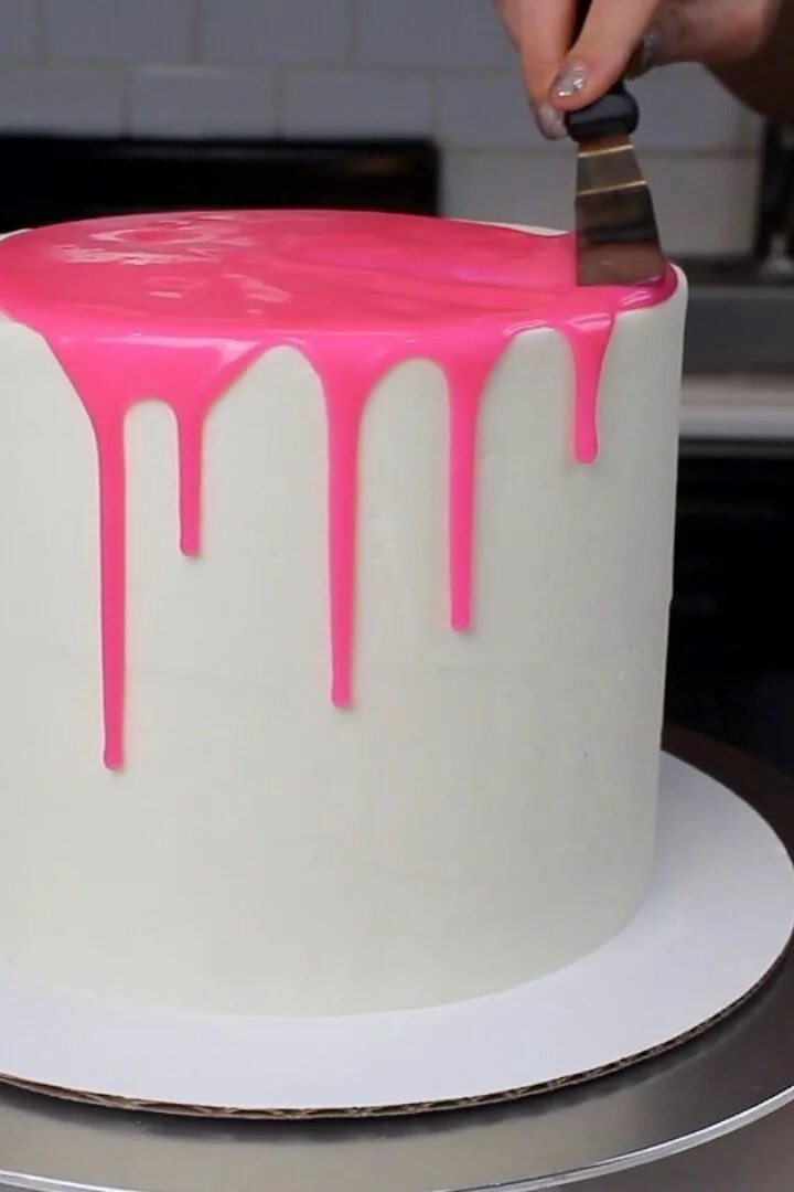 Торт с розовой глазурью. Торт с цветной глазурью. Торт с разноцветной глазурью. Торт с цветными подтеками. Стекающая глазурь