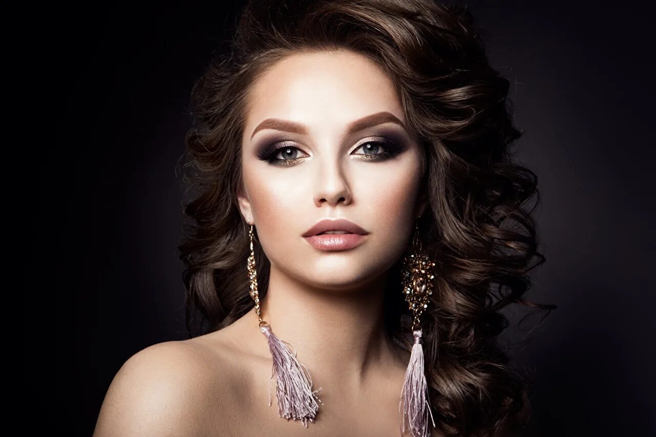 прическа с длинными сережками. образ макияж и прическа. укладка для невесты. свадебный макияж. вечерний макияж и прическа на средние.