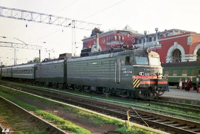 Жд вокзал курск. Пассажирский поезд. Поезд 007 таврия купе 2э. Поезд москва. Поезд из курска.