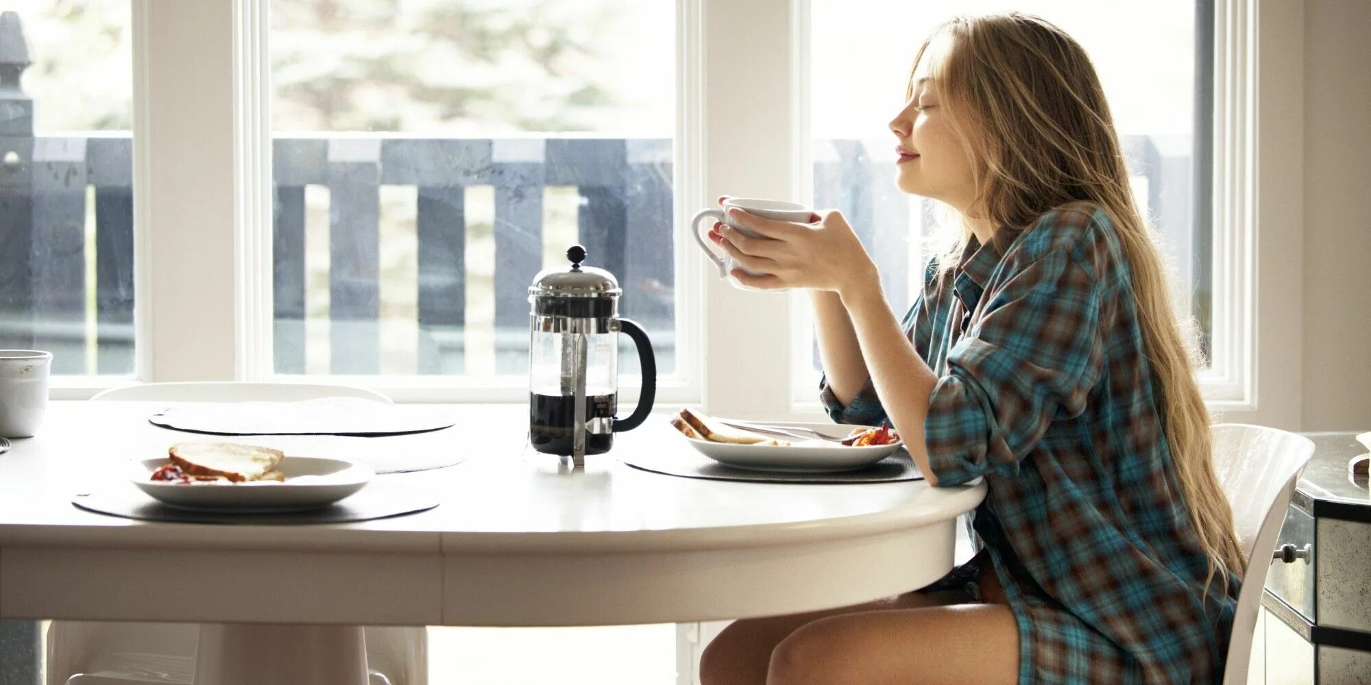 Девушка пьет кофе. Девушка в кафе у окна. Женщина с чашкой. Девушка с чашкой кофе. Make a rest
