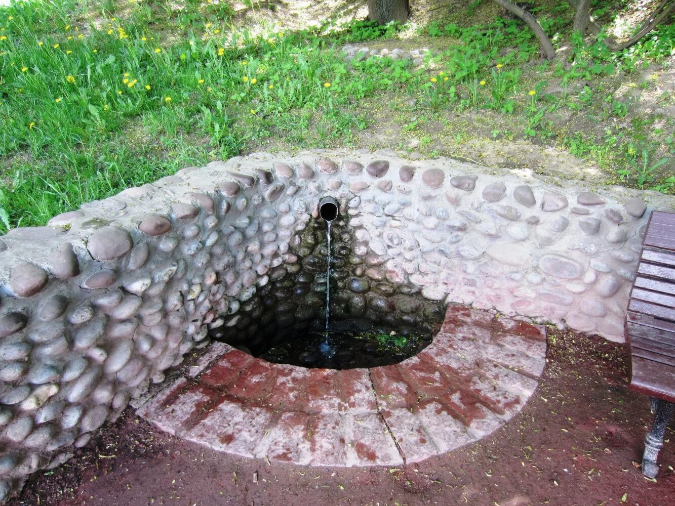 Родник машина. Родник в Царицыно. Парк Царицыно Родники. Родники в Царицынском парке. Царицынский Родник Волгоград.