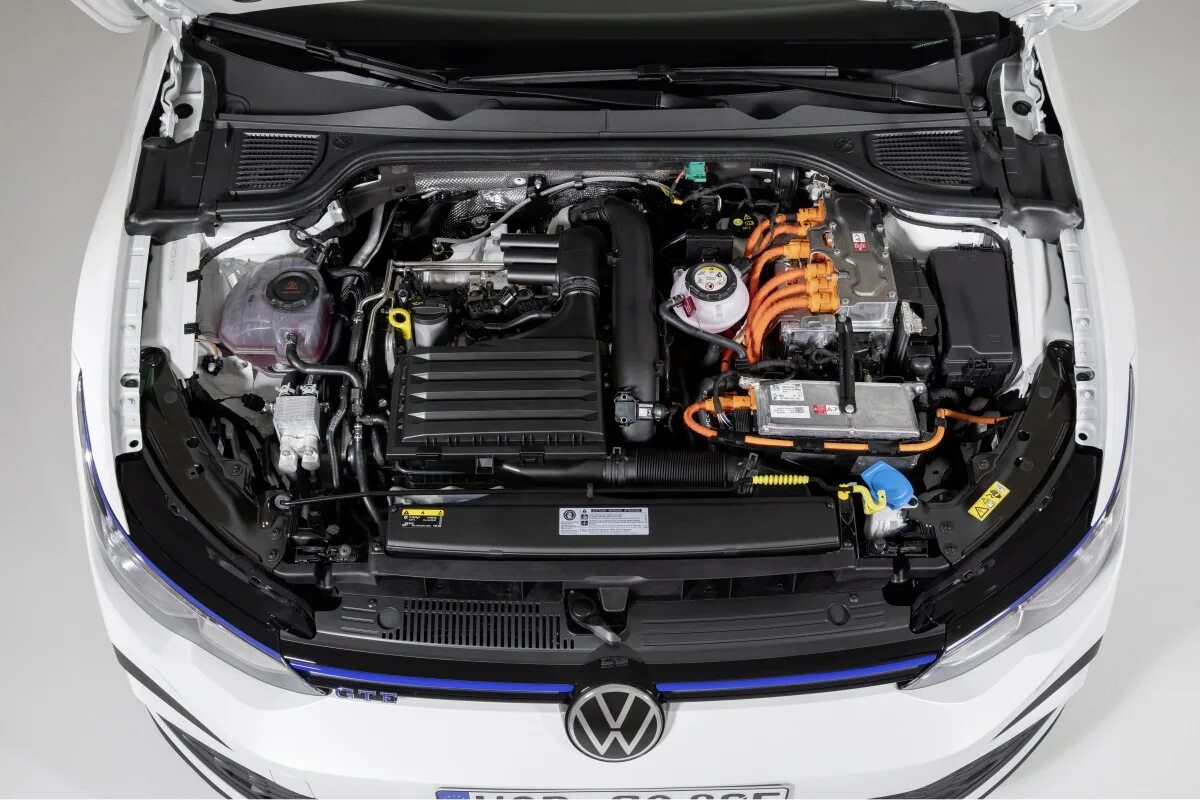 Мотор 2025. Golf 7 моторный отсек. моторный отсек golf 5 plus 1.4 tsi. volkswagen golf 2025 под капотом. golf r6 подкапотное.