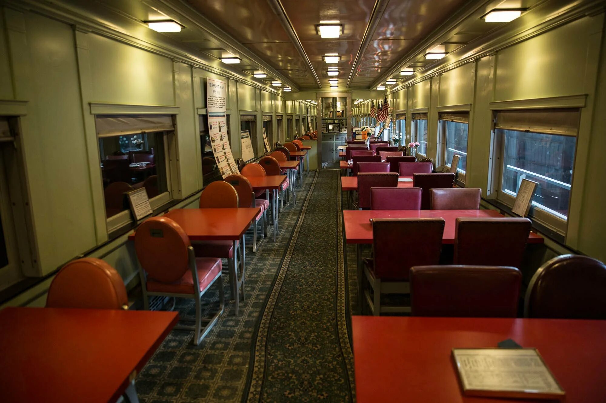 Стол в поезде. Поезд без столов. Заставки на рабочий стол поезд изнутри. Фото апельсина на столе поезда. 22 вагон в поезде