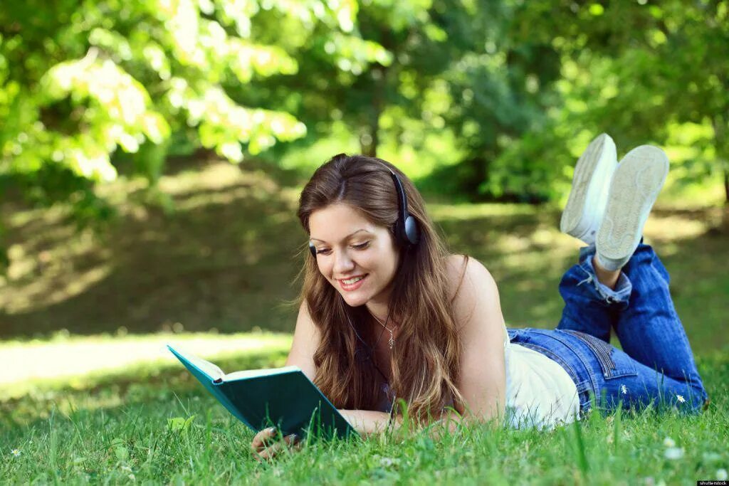 Читаем слушаем читаем. Человек и природа. Девочка в парке. Девушка с книгой. Фотосессия с книжкой на природе.