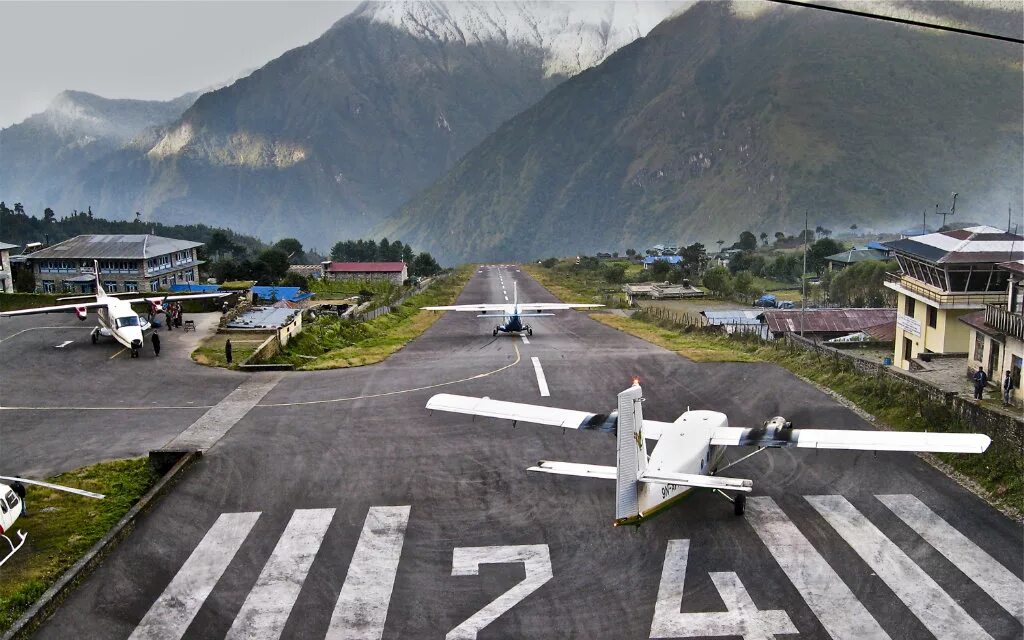 Аэропорт Тенцинг-Хиллари, Лукла, Непал. Аэродром Лукла в Непале. Аэропорт Lukla. Аэропорт имени Тэнцинга и Хиллари. Аэродром в скале
