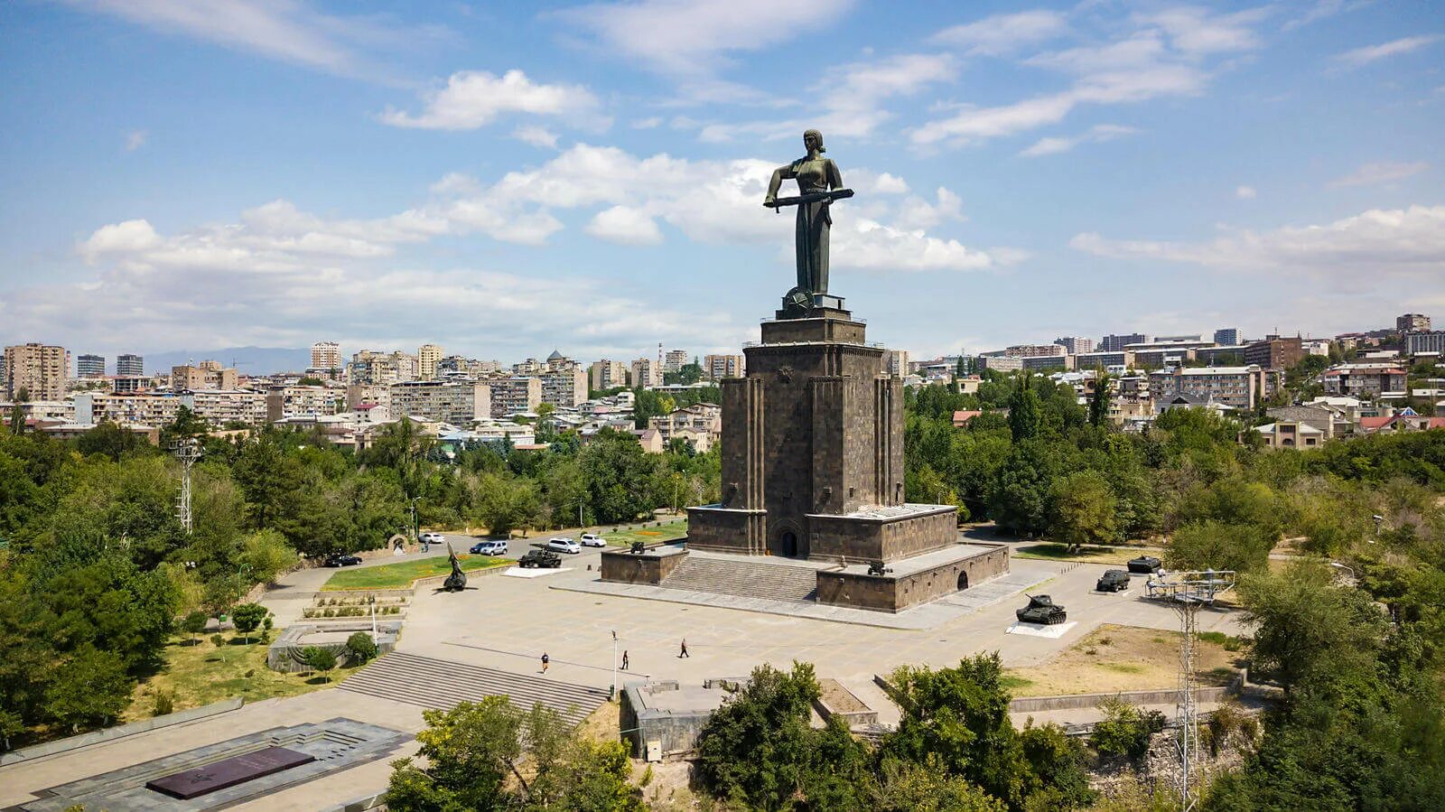 Победа ереван. Монумент парк Победы Ереван. Монумент мать Армения. Парк Победы и монумент "мать-Армения". Мать Армения Ереван.