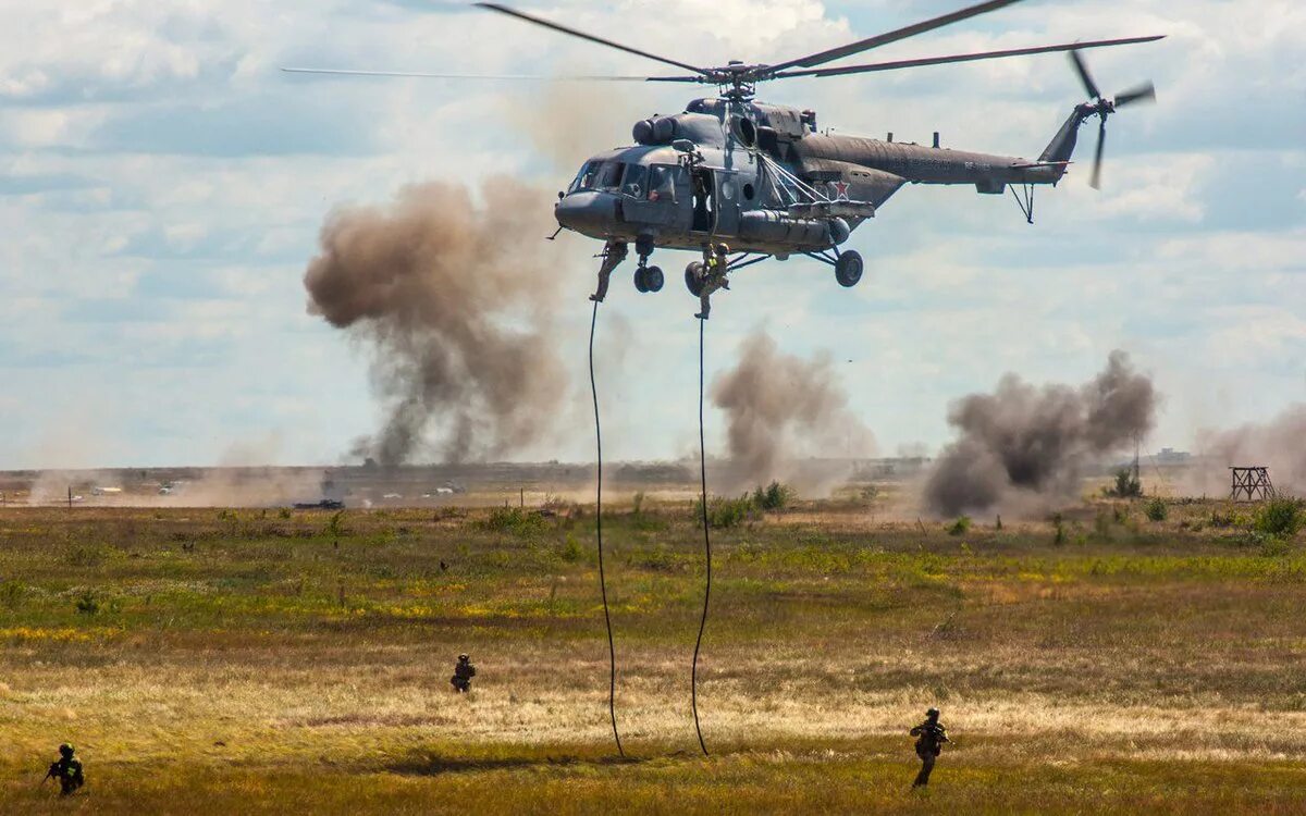 Вертолет десантников. Ми-8 АМТШ. Вертолёт ми-8 АМТШ. Десантирование с вертолета ми-8. Ми-8 вертолет ВДВ.