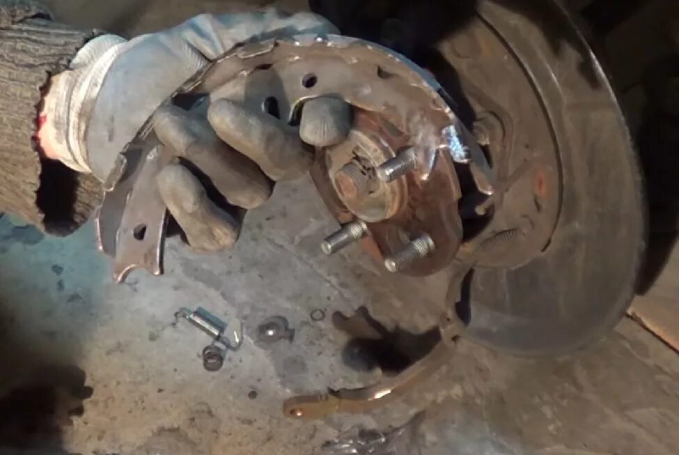 Кожух задний тормозной лачетти. Стояночный тормоз лачетти. Шевроле лачетти разводная планка колодок. Колодки ручника шевроле лачетти 1. Колодки ручника лачетти 1.