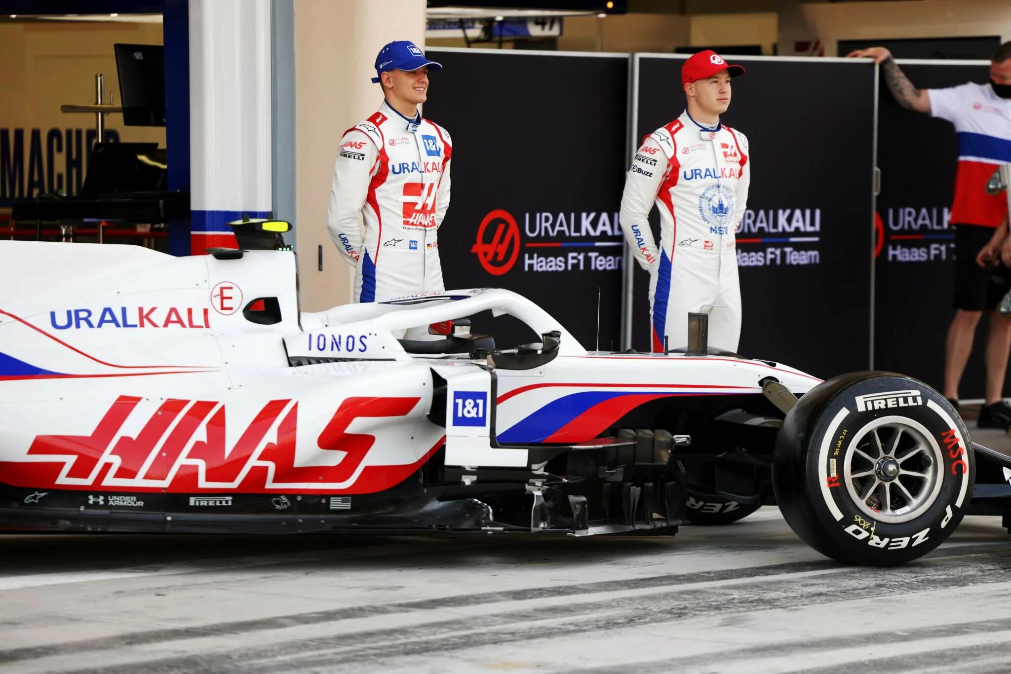 Хаас формула 1 2021. Haas f1 Team 2021. Команда Haas f1. Болид Хаас 2021.