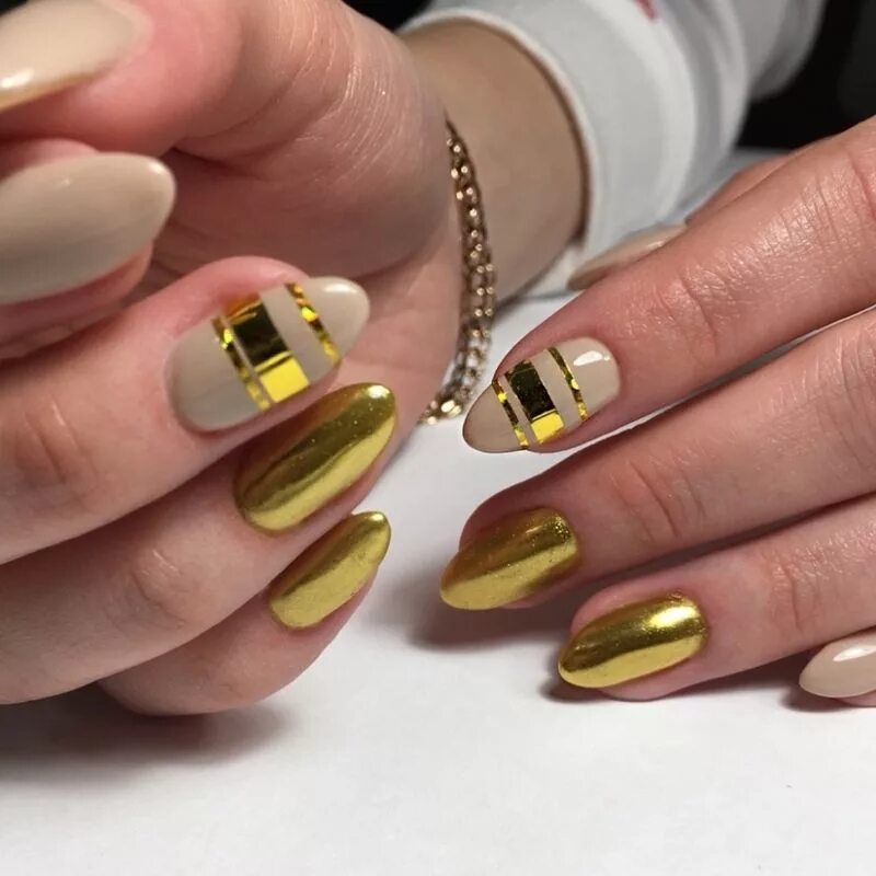 Золотая втирка для ногтей. Дизайн ногтей с втиркой золотом. Зеркальный маникюр гель лаком. Маникюр с золотой втиркой 2020. Маникюр с золотом.