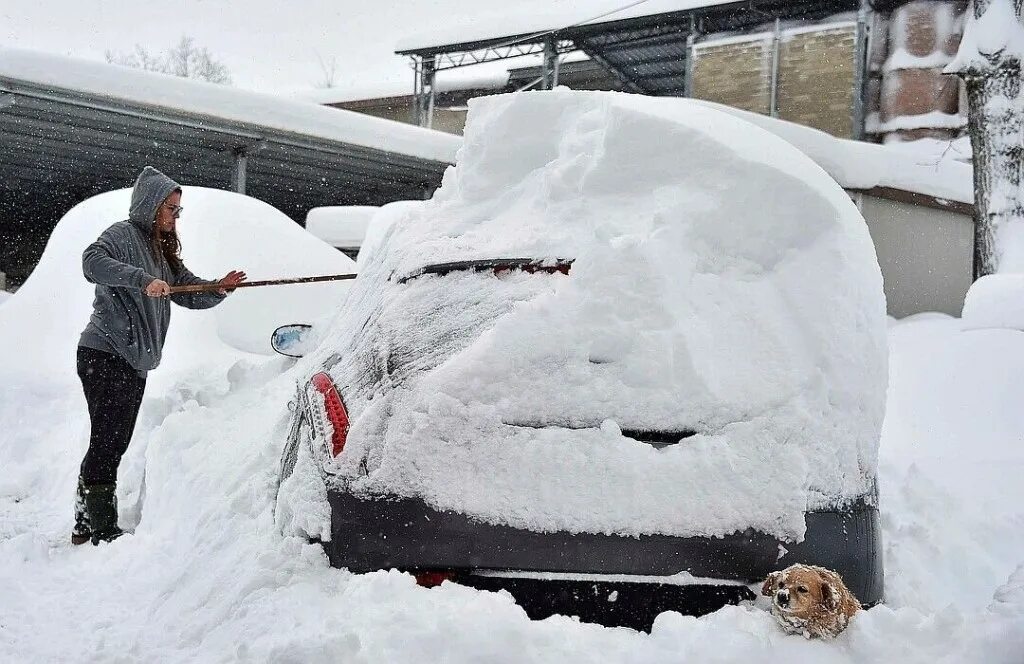 большой снег. сильные сугробы. сильный снегопад. сильный снегопад. снег в японии.