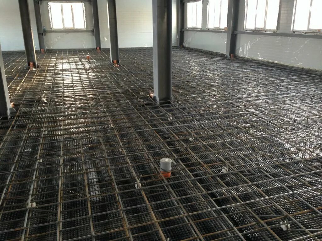 Топинговый бетонный пол. Армирование бетонного пола сеткой. Сеткой 4вр 100/100 - 40мм. Армирование стяжки арматурой 100*100. Бетонная стяжка армированная сеткой d3.