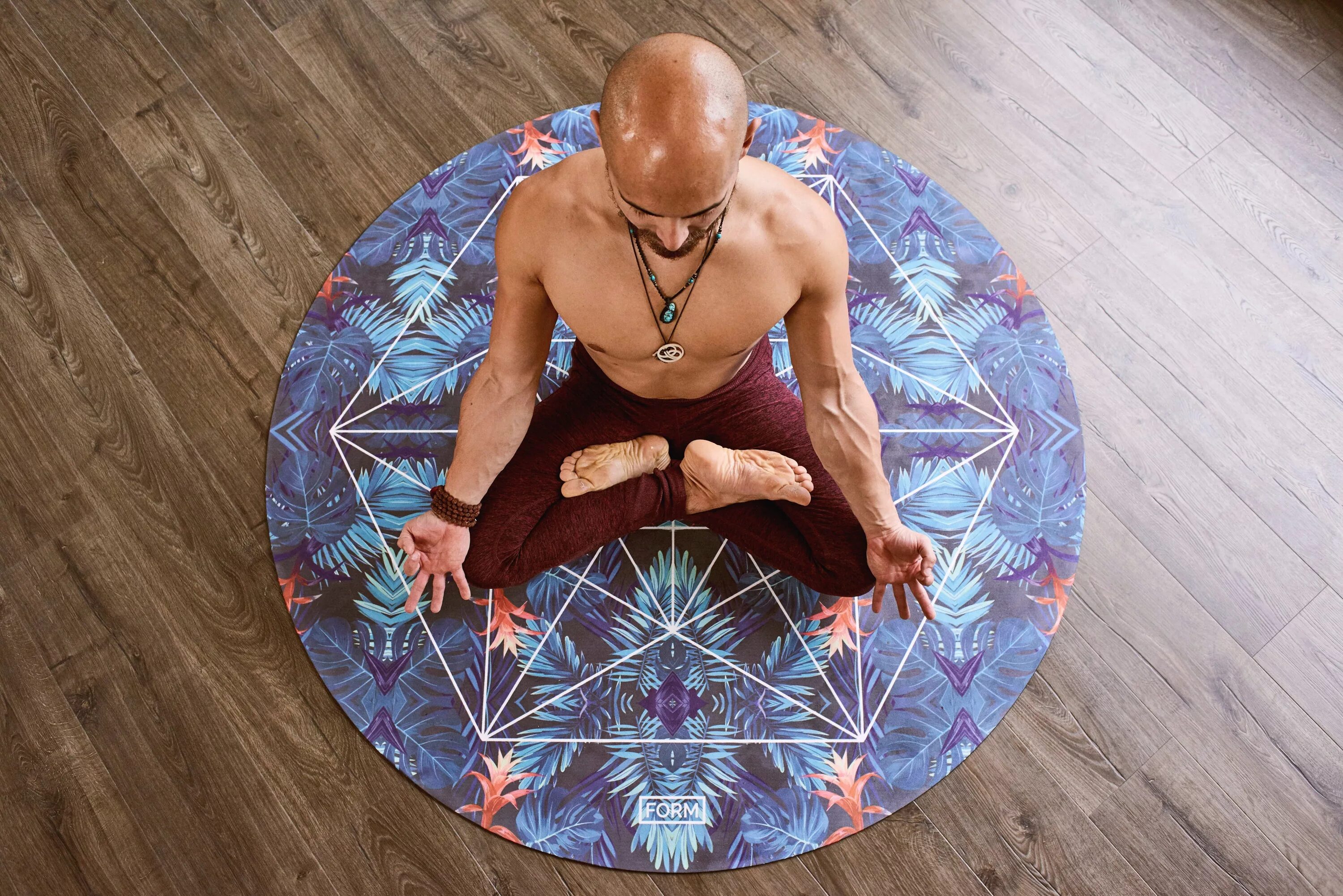 Медитация в кругу. Атрибуты для медитации. Йога медитация. Необычные инструментыддя медитации. Алексеев медитация