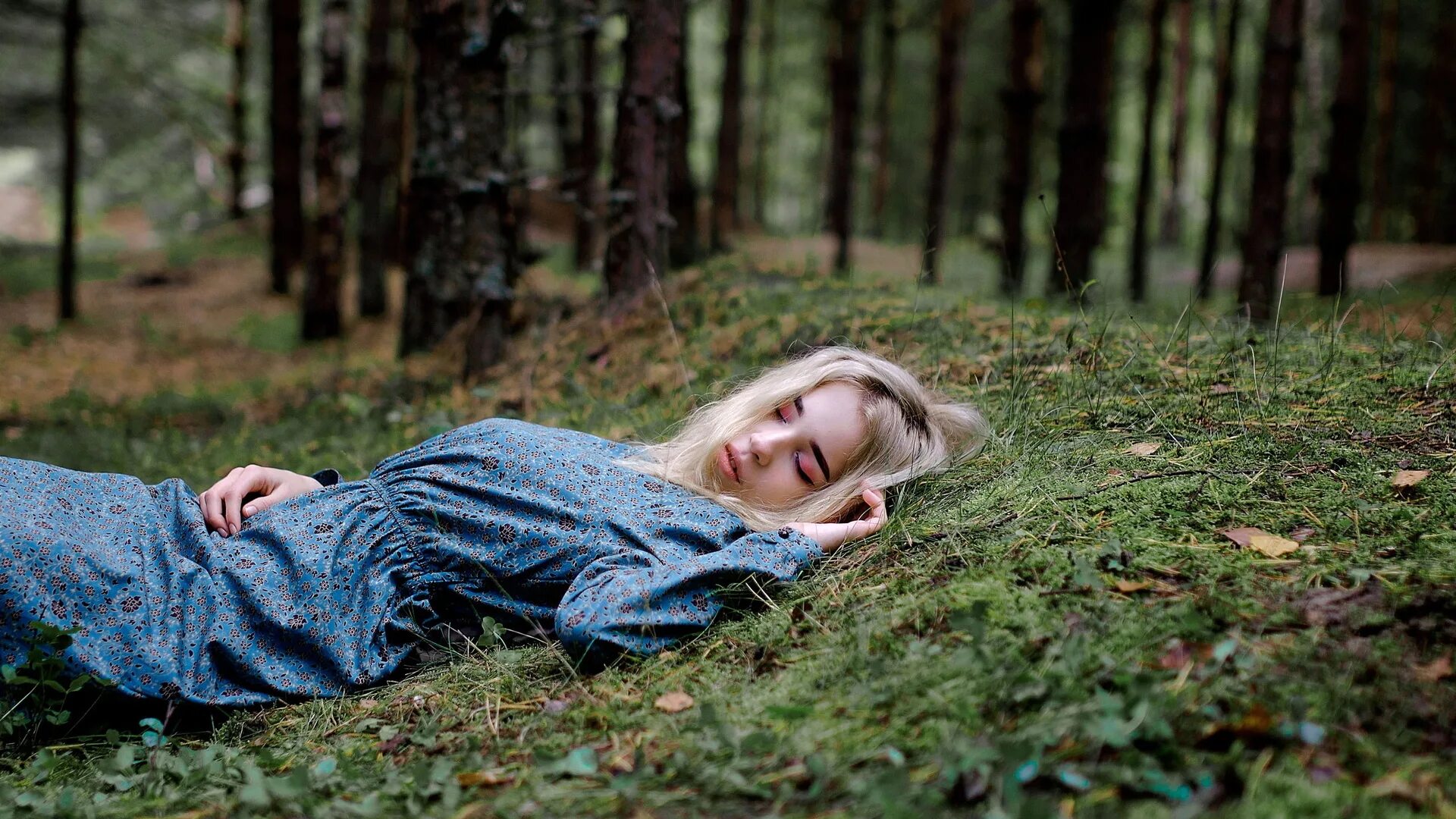 Т девушек в лесу. Девушка в лесу. фотосессия в лесу. фотосессия в лесу летом. профессиональная фотосессия в лесу.