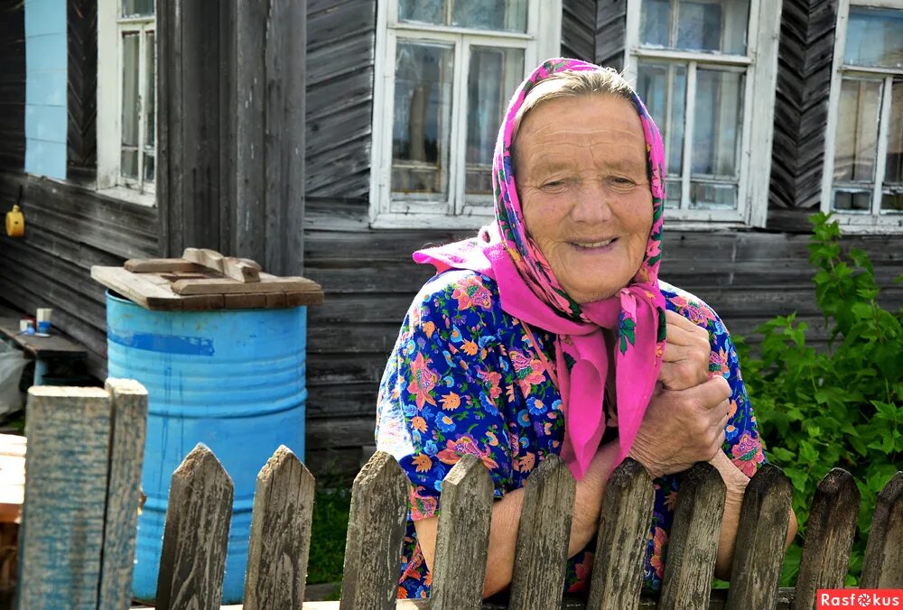 хочу пожилую женщину. бабушки болтают. ирина верхградская куклы старики. бабушки на лавочке. две бабушки на скамейке.