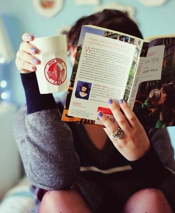 Читать книгу без рук. Красиво сфотографировать книгу. красиво сфотографироваться с книгой. красиво сфоткаться с книгой. селфи с книгой в руках.