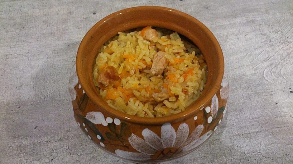 плов в горшочках в духовке. плов с курицей в горшочке. куриный плов в горшочках. куриный плов в горшочках. рецепты плова в горшочке.