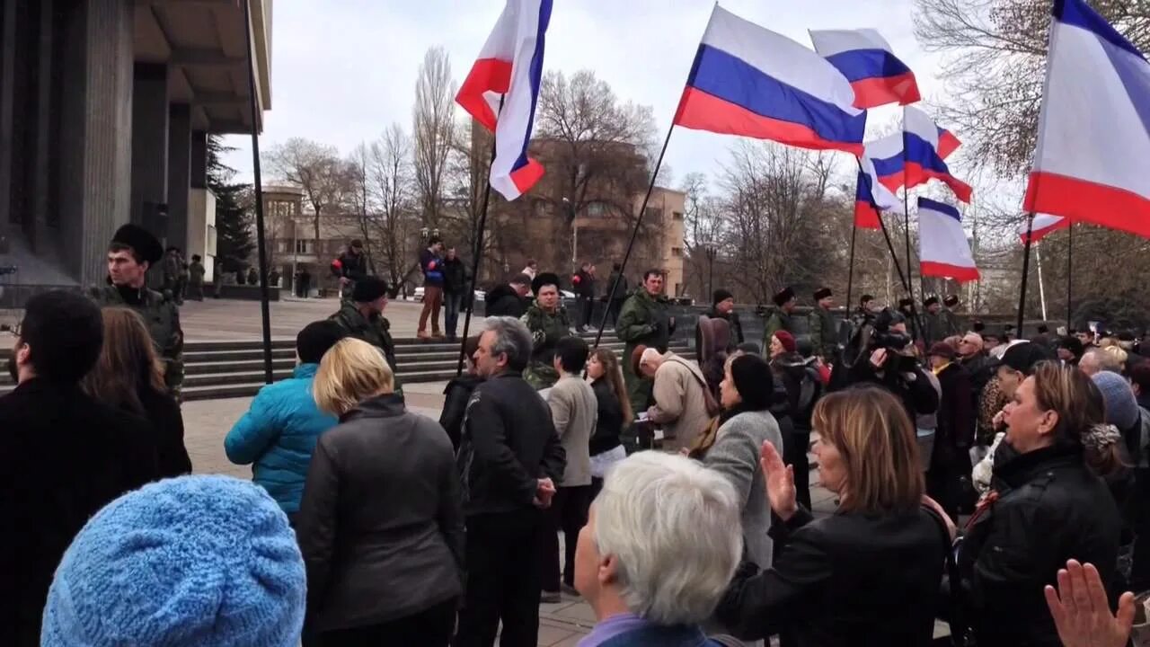 Симферополь в 2014 году. Верховная рада Крыма 2014 митинг. Митинг в Симферополе 2014. Митинг 26 февраля 2014 Симферополь.