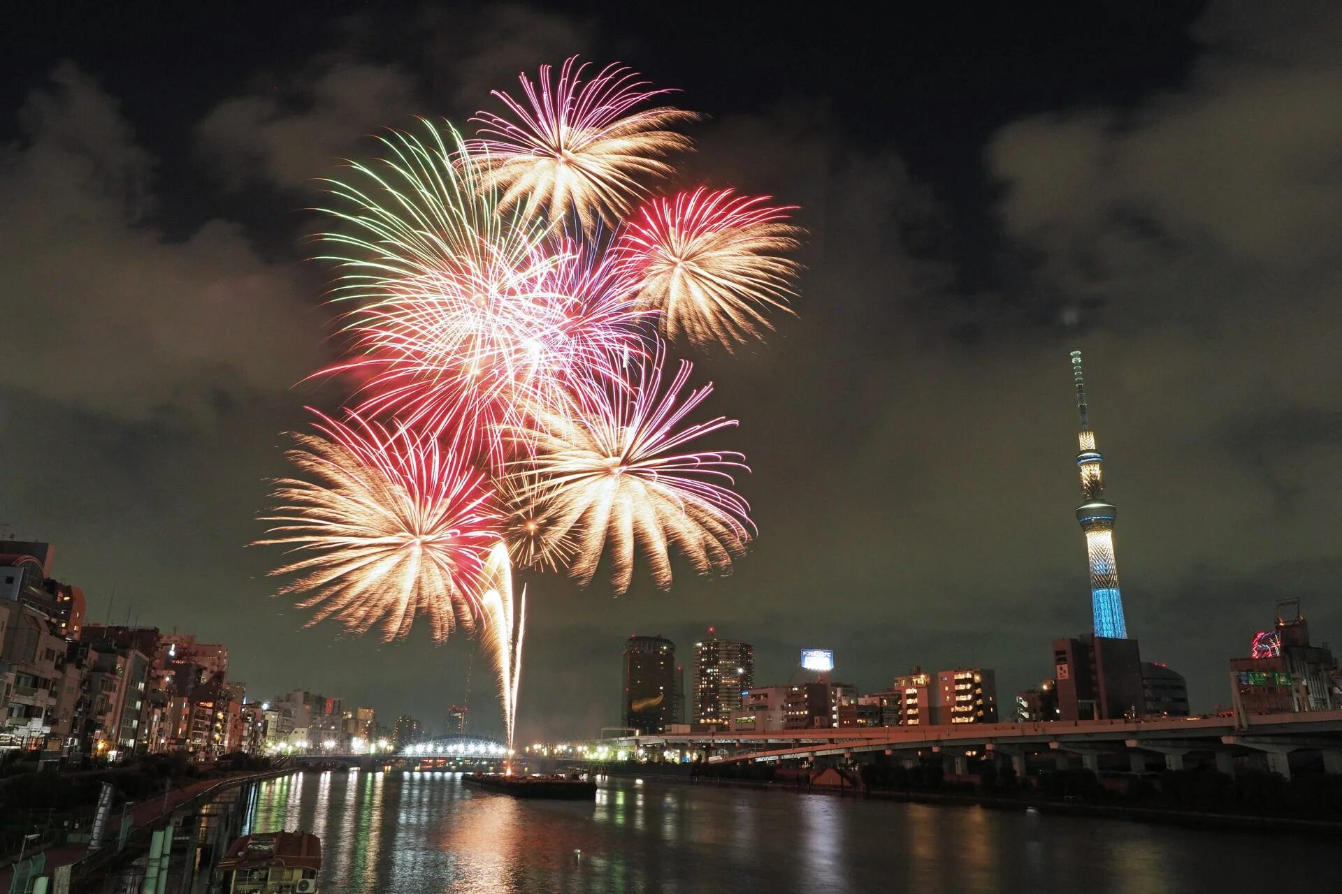 Фейерверк в японии. Фестиваль фейерверков в Японии на реке Сумида. Sumidagawa Fireworks Festival. Фестиваль фейерверков на реке Сумида. Сумида фото фестивалей.
