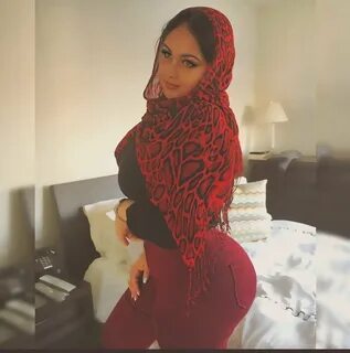 Sandra Arabian in hijab 18.