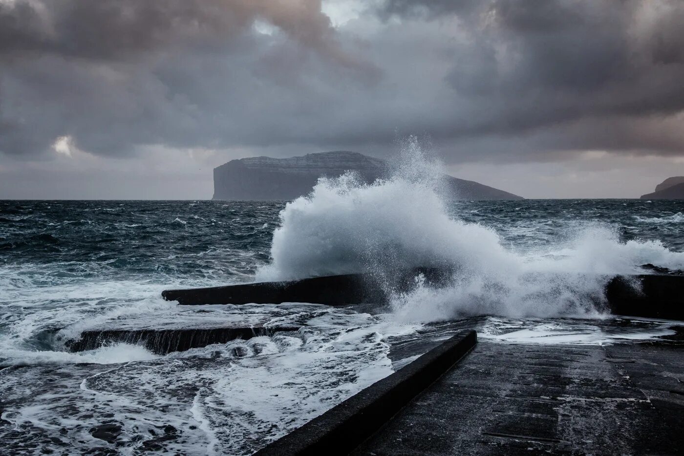 Шторм обзор. Фарерские острова шторм. Исландия Атлантический океан. Каспийское море шторм. Исландия Атлантический океан берег шторм.