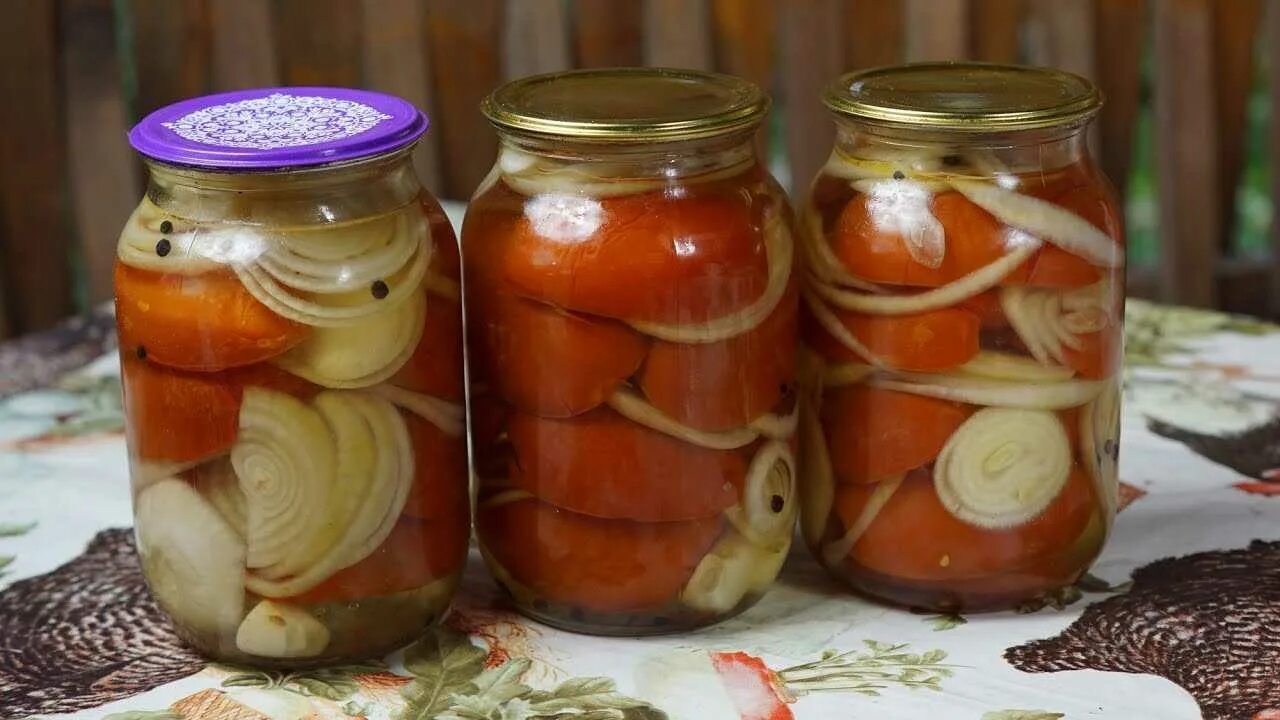 Целые помидоры с луком на зиму рецепты. Помидоры с луком на зиму. маринованные помидоры с луком на зиму. помидоры дольками с луком на зиму. консервированные помидоры с луком.