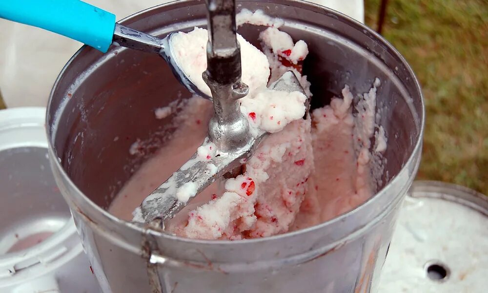 Как сделать мороженое в мороженице. Приготовление мороженого. мороженое в мороженице. мороженое в мороженице приготовление. мороженое в ведре.