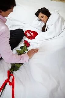 Мужчина дарит цветок женщине во сне