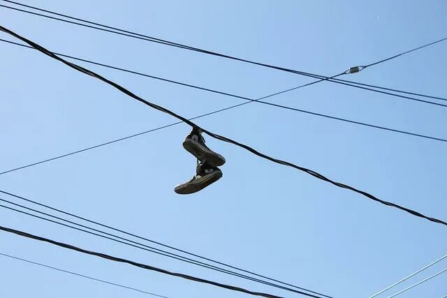 Обувь на проводах что значит. Кроссовки на проводах. Кроссовки висят на проводах. Кроссовки весят на проваах. Кеды на проводах.
