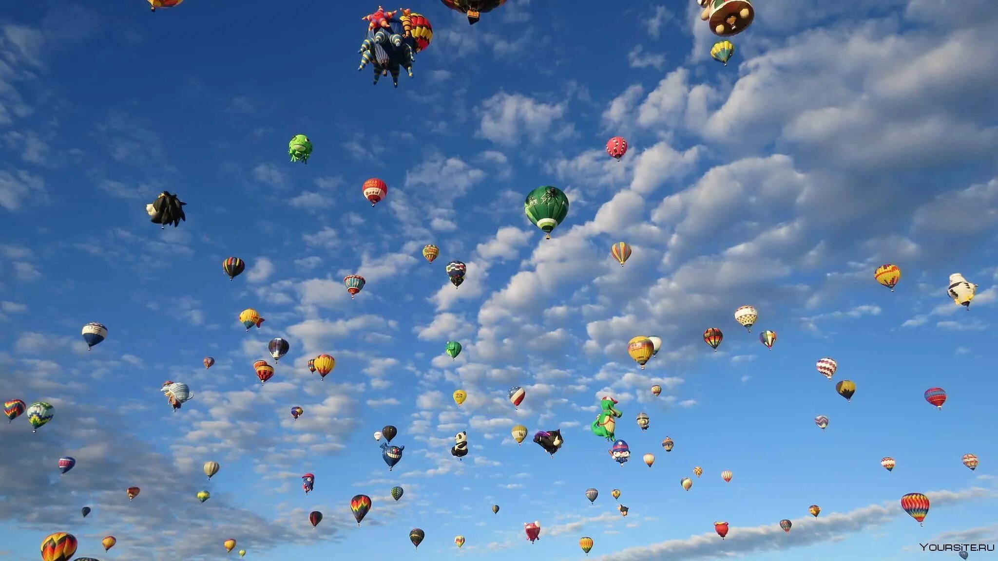 Сколько летают шары. Альбукерка фестиваль шаров. Шарики в небе. Воздушный шар в небе. Воздушные шарики в небе.