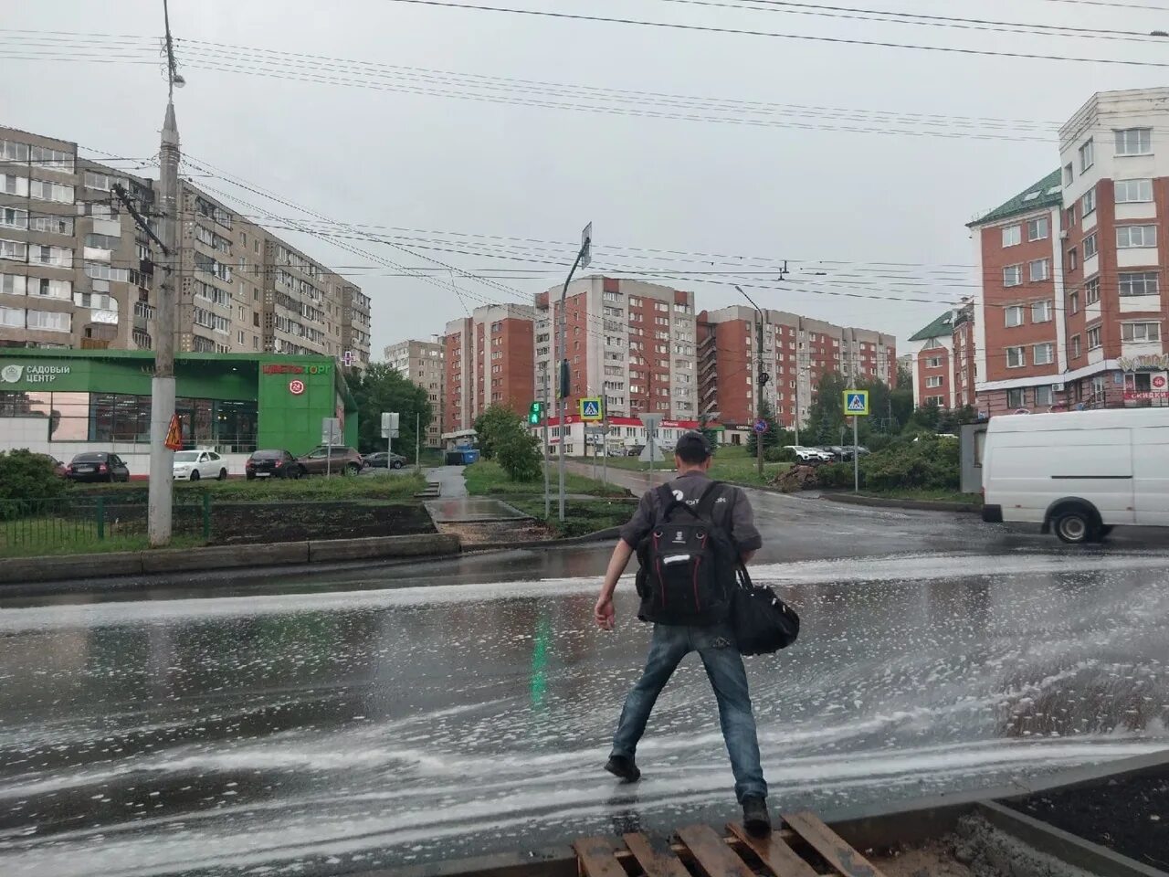 Ливень. Ливень в городе. Гроза в городе. Неблагоприятные погодные условия.