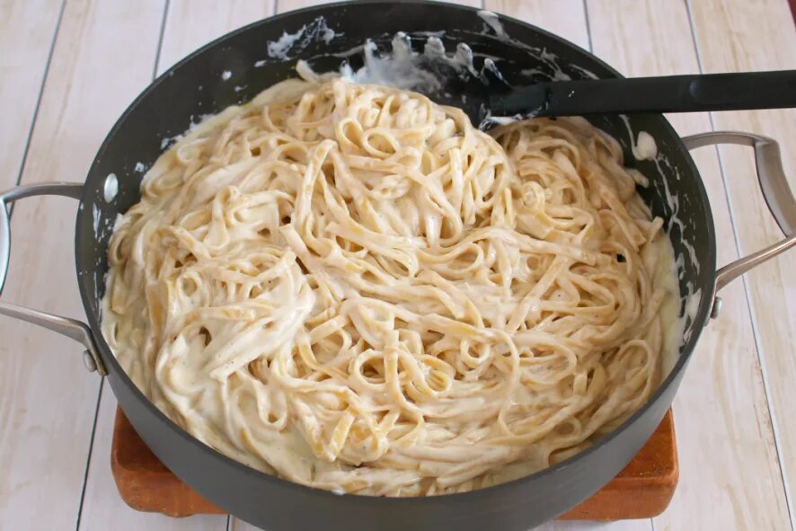Спагетти с сыром на сковороде. Спагетти сметанном соусе на сковороде. Макароны в сливочном соусе с сыром на сковороде. Макароны с сыром в сковородке. Макароны с сыром и сметаной рецепт