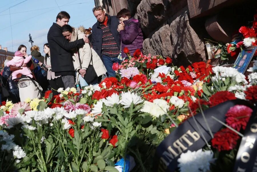 Траур в связи с терактом в крокус. Цветы в память против террора.