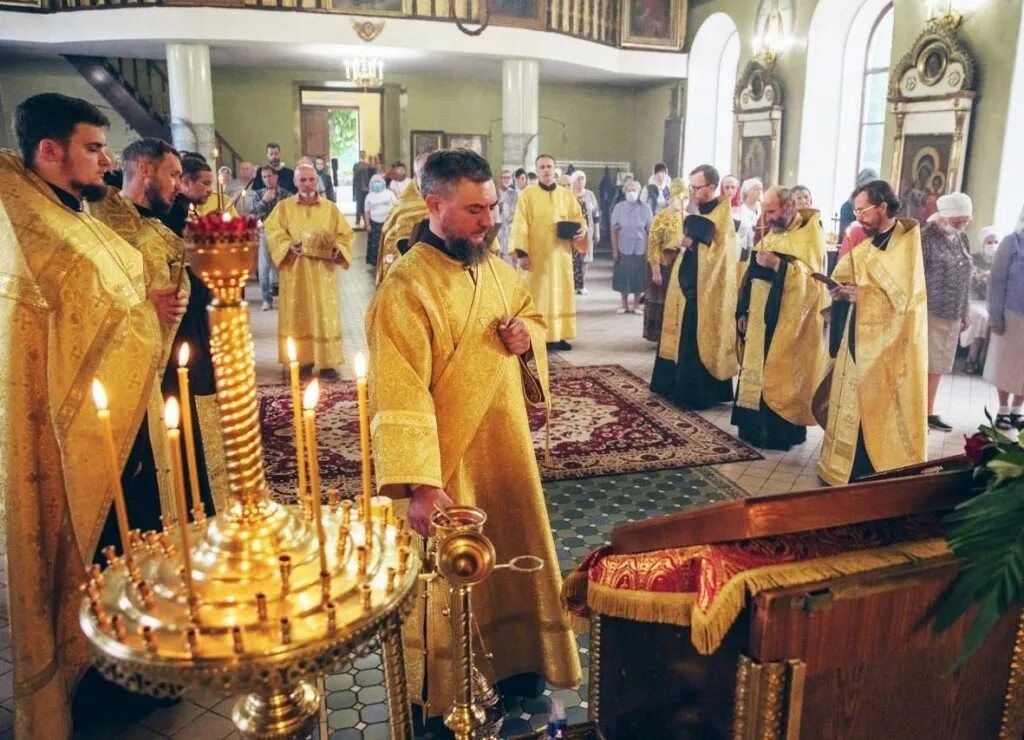 богослужение в никольском соборе. мариинск никольский храм служба 14 октября 2022. богослужение в никольском соборе. никольский морской собор верхний храм. никольский собор камышин фото.