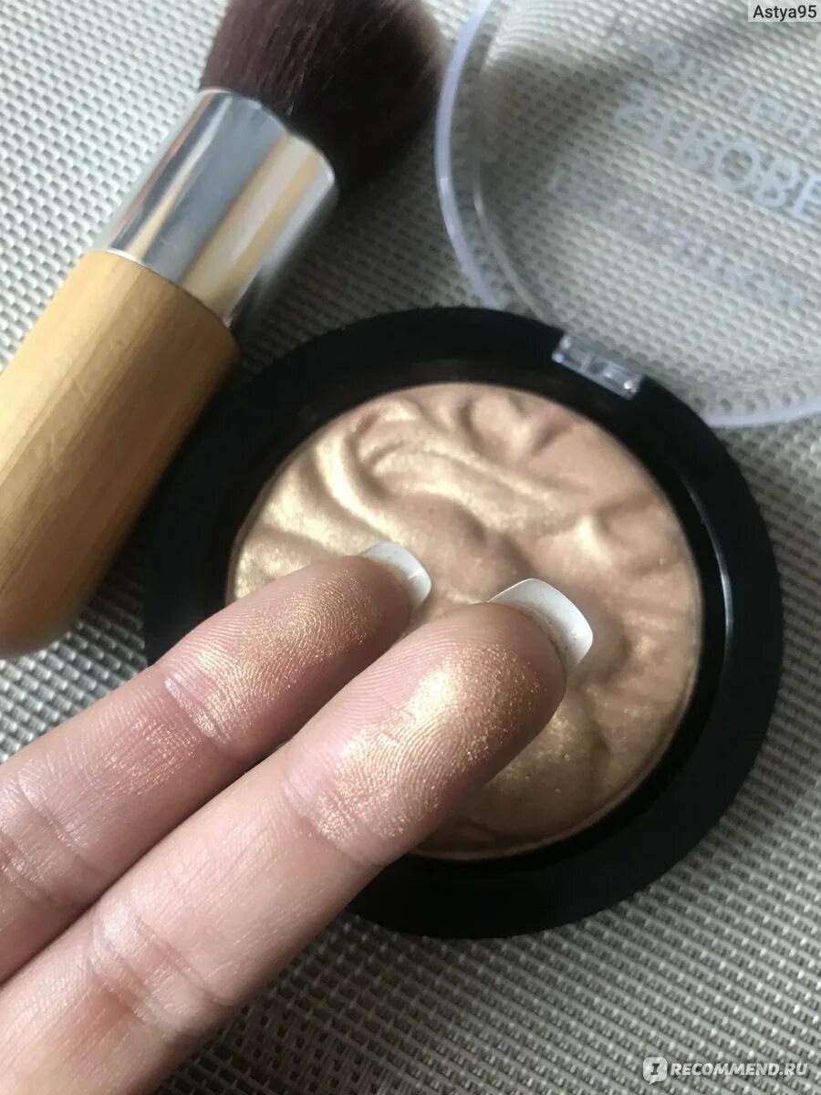 Хайлайтер highlight. Хайлайтер revolution свотчи. хайлайтер revolution reloaded. makeup revolution хайлайтер. makeup revolution highlight reloaded свотчи.