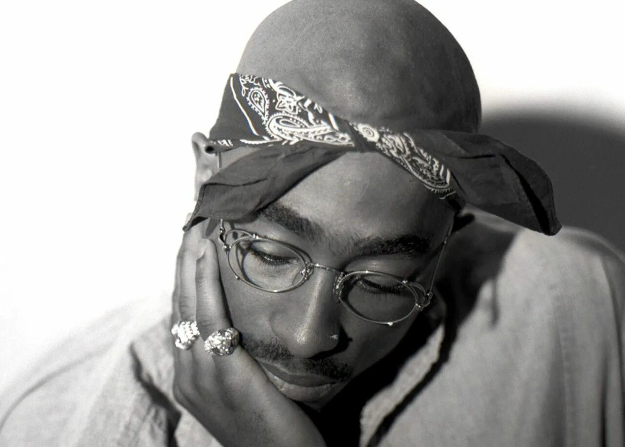 2pac shiza. 2пак шакур. тупак амару шакур. 2pac рэпер. 2pac очки.